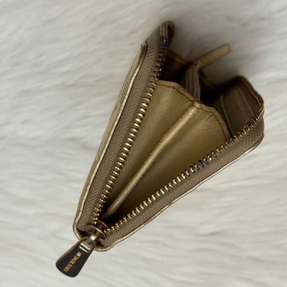 MICHAEL KORS - METALLIC GOLD PATENT LEATHER LONG JET SET CONTINENTAL ZIP WALLET - Picture 10 of 15